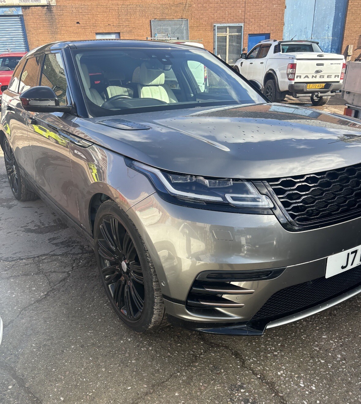 BREAKING Land Rover Range Rover Velar 3.0 Dynamic Tech 5dr Auto In Grey