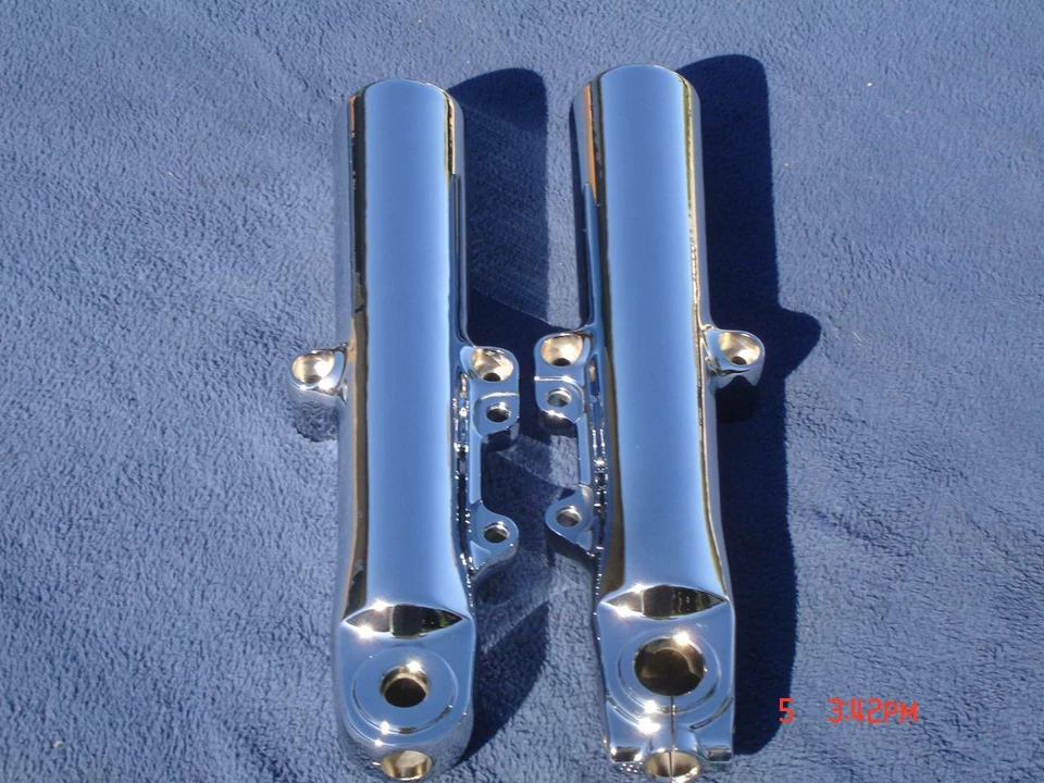 Pernas de garfo inferiores cromadas 14-up HARLEY 4 TriGlide Trike PN 45500200 Exchange Progra - Imagem 2 de 4
