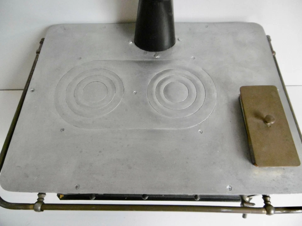 JOUET ANCIEN - IMPOSANT CUISINIÈRE/FOURNEAU EN TÔLE PEINTE ALU ET LAITON - Photo 4/4