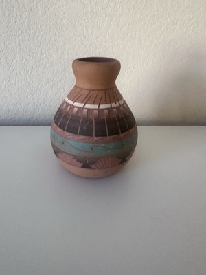 Native American Navajo Pottery Freddy Williams Signed 4 1/2  Tall