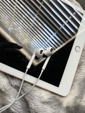 Apple Lightning Wired Earbuds White Built-In Microphone In-Ear Double