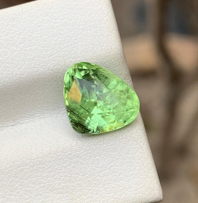 Vibrant 3.80 CT Pear-Shaped Natural Peridot from Pakistan - Loose Gemstone