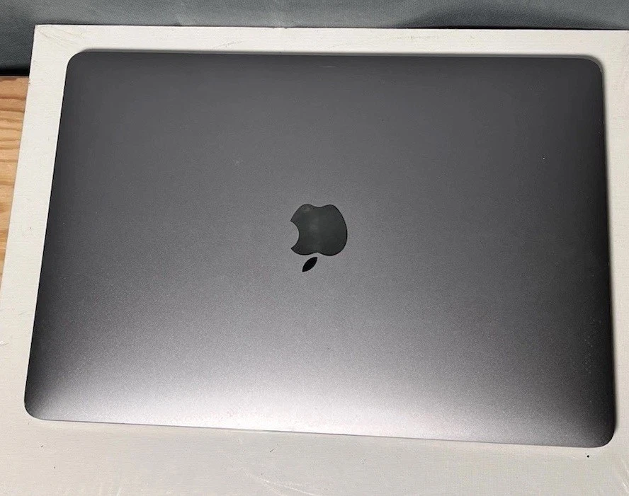 Apple MacBook Pro WIE BESEHEN - Displaybruch / Einschalten / Für Teile oder Reparatur