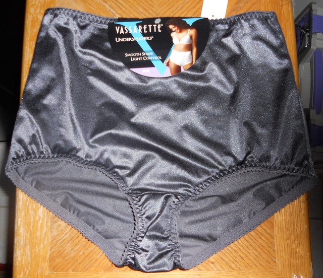 Vassarette Undershaper Brief Panties Sz 9 2X NWT Black Clothing, Shoes