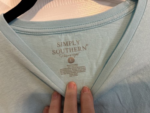 Neu mit Etikett Simply Southern T-Shirt aqublue Top rosa Seepferdchen Design auf der Tasche Größe L - Bild 4 von 5