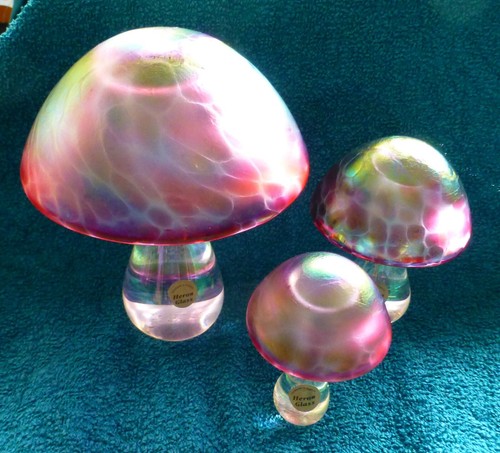 Beautiful Heron Glass Mushrooms x 3 Red Iridescent - Glass Mushrooms Paperweight - Picture 7 of 12