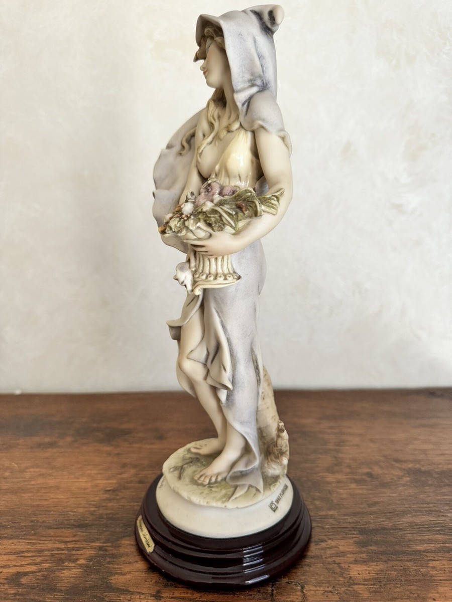 GIUSEPPE ARMANI WINTER LADY WITH COWL 0184C Figurine 1992 Italy