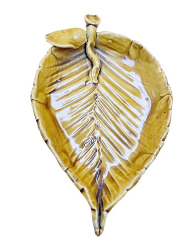 HERMOSO JUEGO DE CUATRO PLATOS DE JOYERÍA DE CERÁMICA ESMALTADA DE COLECCIÓN con FORMA DE HOJA c1970 en v/g - Imagen 6 de 12