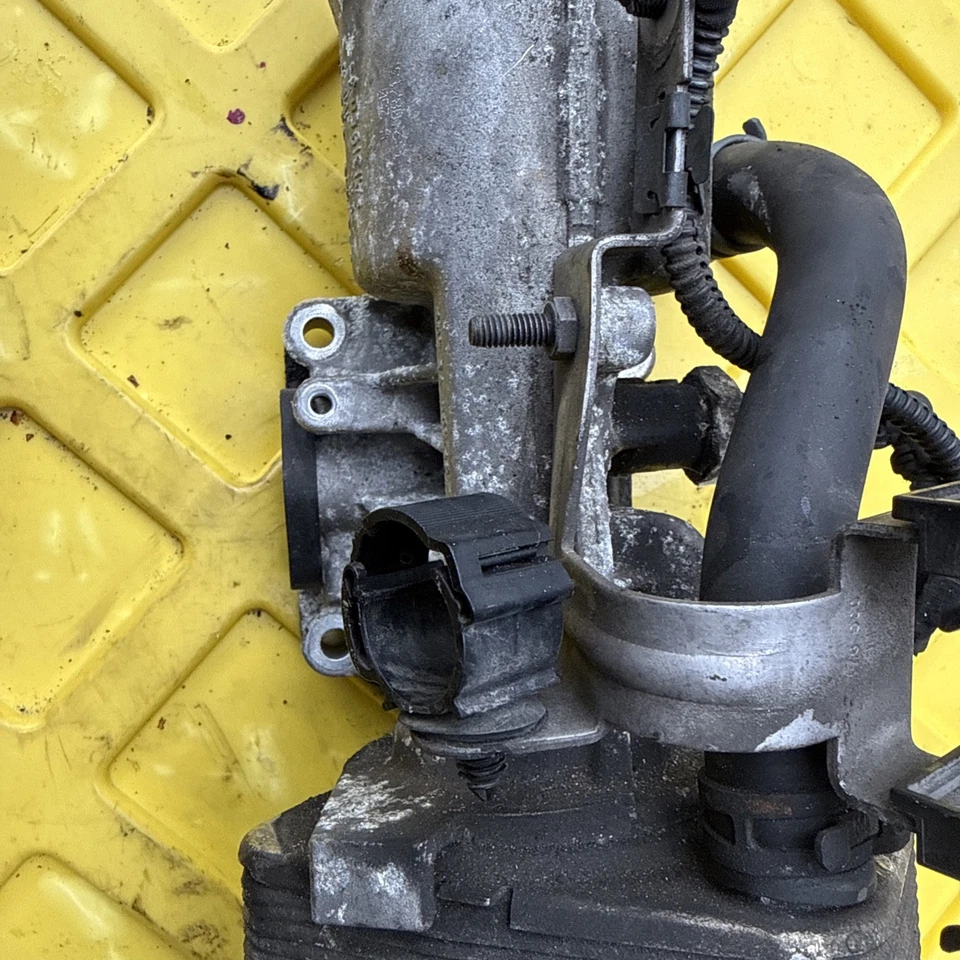 Carcasa de filtro de aceite de motor Volkswagen Jetta Sportwagen 2011-2014 OEM. Foto 3 de 4