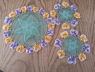 Schöne Vintage handgehäkelte Stiefmütterchen Deckchen 3er Set 