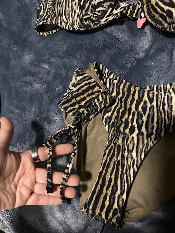 Conjunto de bikini Victoria’s Secret estampado de leopardo 34c halter top y corbata inferior Foto 2 de 4