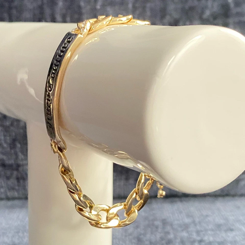 Pulseira de identificação Juicy Couture tom dourado robusta corrente de freio plana com marca gravada - Imagem 2 de 4