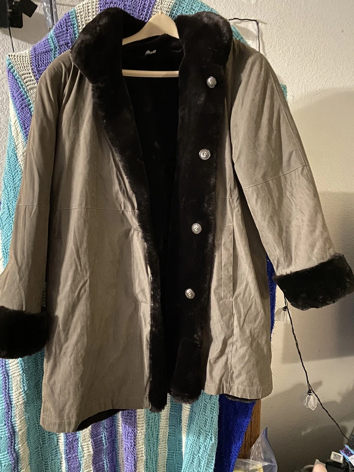 Coat pho fur brown reversable large Very Soft - Image 3 of 4