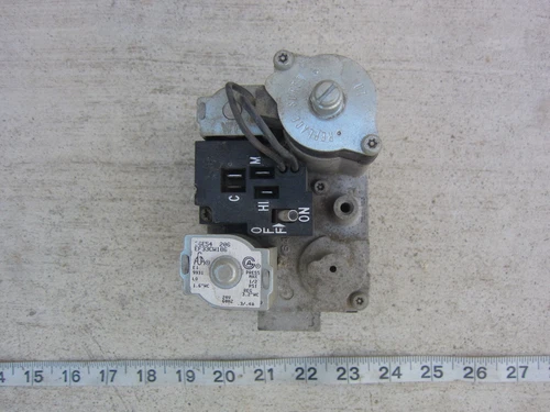 WR White Rodgers 36E54 206 24V Natural Gas Valve, Used