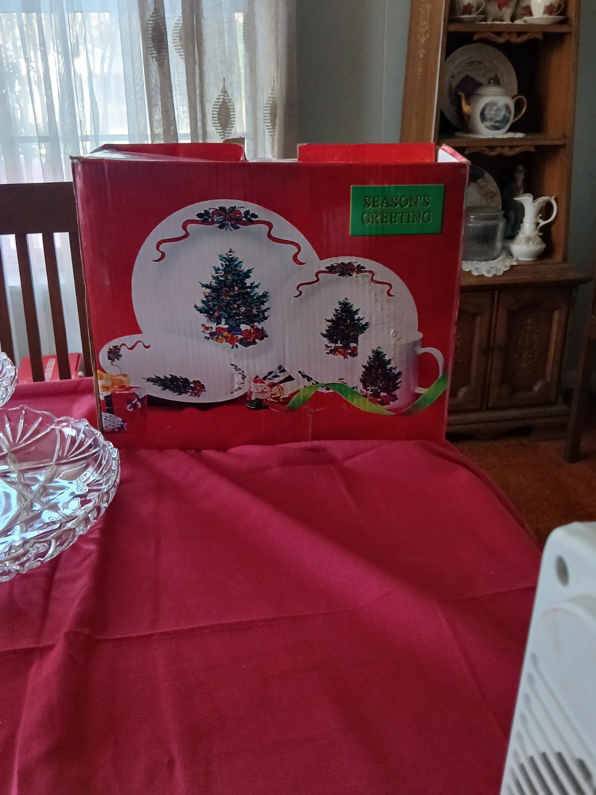 16 Piece Fine Porcelain Dinnerware Set From The Early 2000s