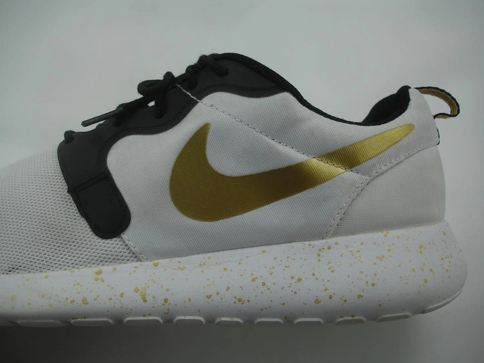 Men's 10 M Nike Roshe Run Gold Trophy Black White 669689-100 Iowa Hawkeyes Shoes - Image 2 of 4