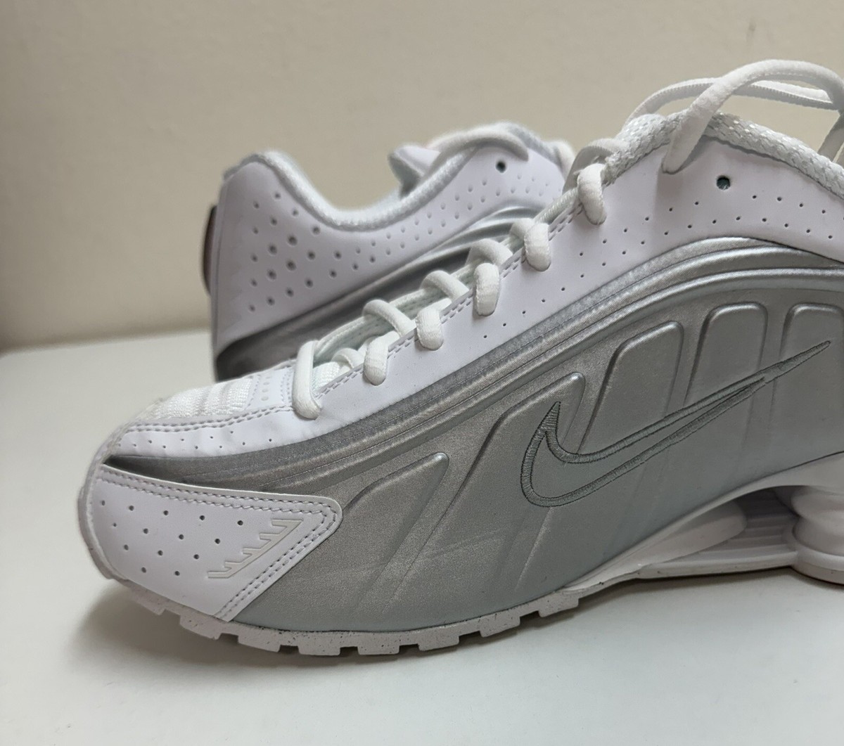 Nike Shox R4 Women's Sz 10.5/ Mens Sz 9 White Metallic Silver