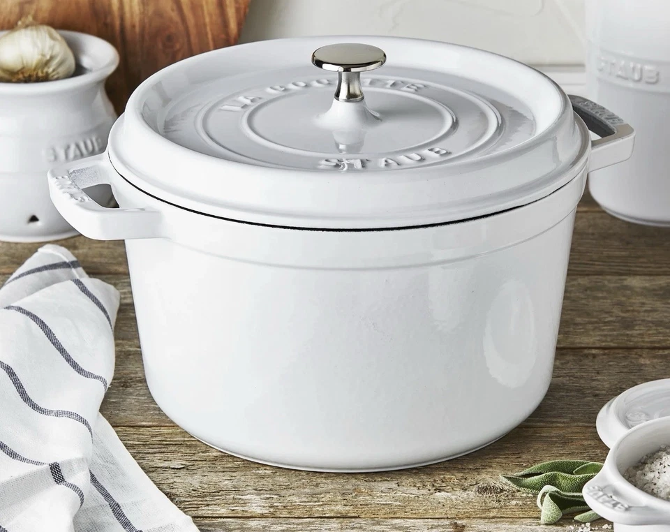 Horno holandés de hierro fundido Staub cocotte de 5 cuartos de altura, hecho en Francia, sirve 5-6, blanco Foto 4 de 4