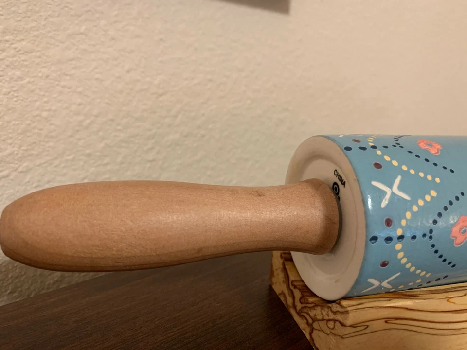 ALFILER DE CERÁMICA AZUL Y ROSA CON SOPORTE DE MADERA Foto 3 de 4