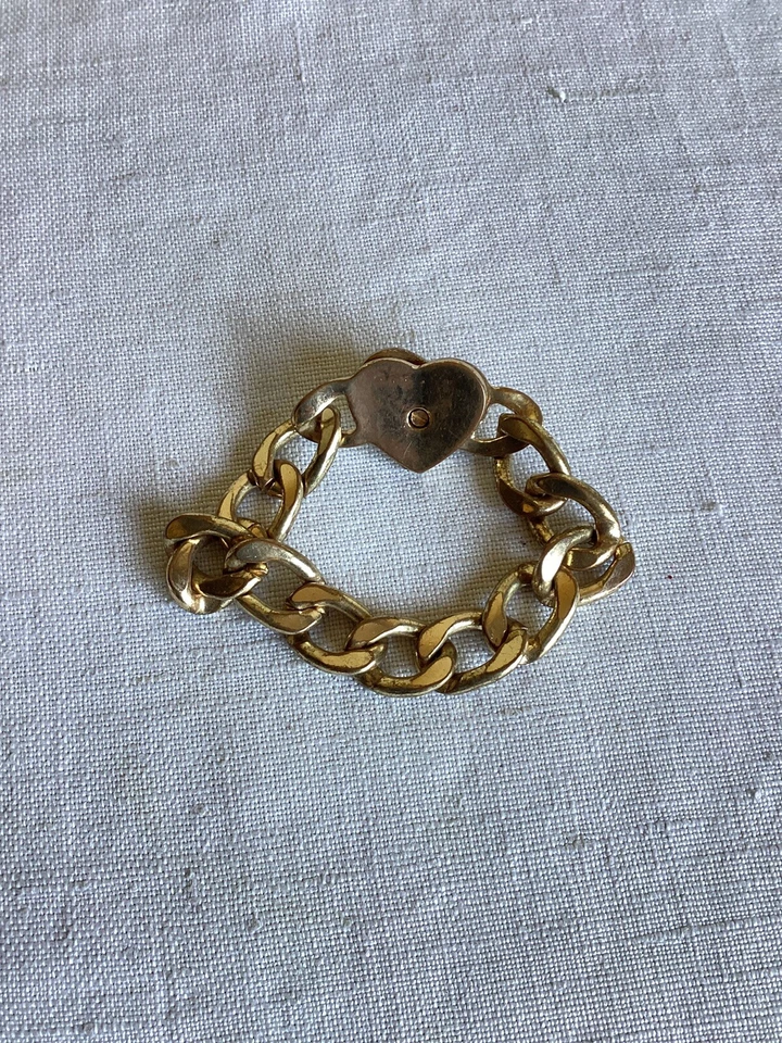 Pulsera de eslabones Cahin tono dorado corazón estrás esmalte blanco Guess para mujer Foto 3 de 4