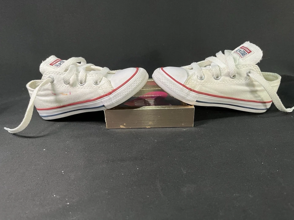 Zapatilla deportiva blanca Converse para niños pequeños Chuck Taylor All Star talla 9 Foto 4 de 4