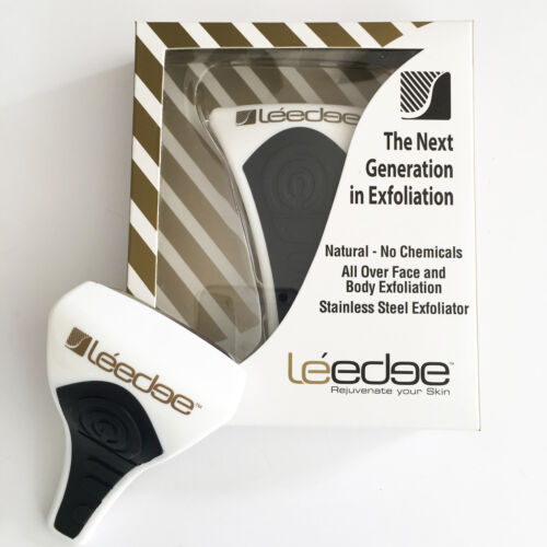 1 x NEW Le'edge Exfoliator Tool  Black/Gold print  NEW IN BOX. LIMITED EDITION. - Foto 1 di 12