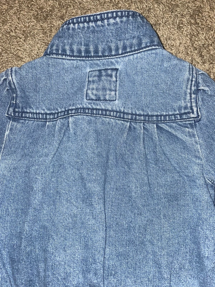 Jaqueta jeans Gap meninas tamanho 4 criança encaixe frontal lavagem média - Imagem 4 de 4