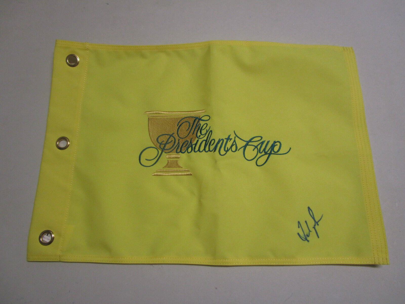 FRED COUPLES HAND SIGNED PRESIDENTS CUP YELLOW FLAG UNFRAMED + PHOTO PROOF C.O.A