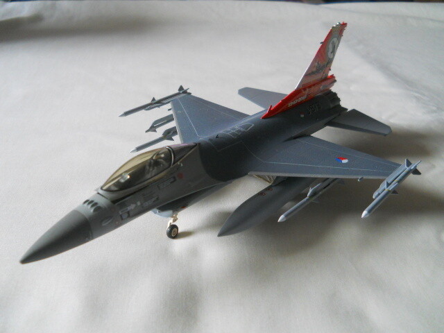 Herpa F-16A Fighting Falcon Model J-879 plane 7.5