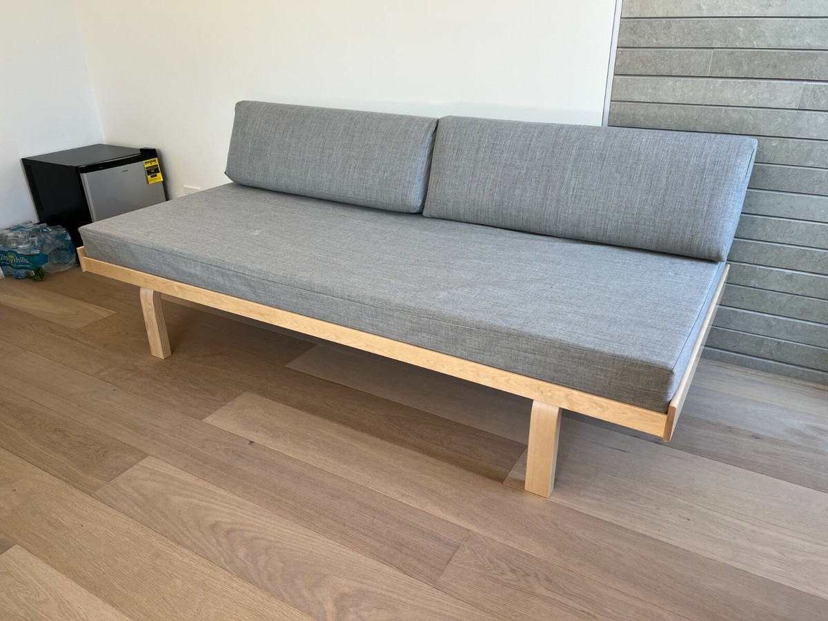 great condition Artek Alvar Aalto Daybed 710 in grey fabric