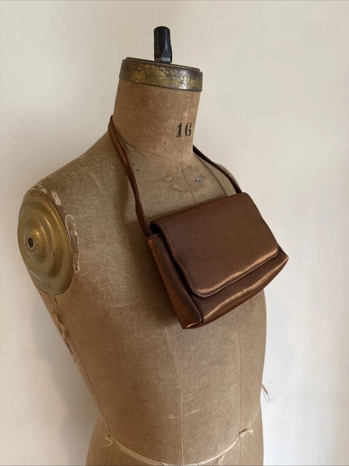 Mini bolso de noche satinado marrón vintage de la década de 1990 La Regale ~ iridiscente Foto 2 de 4