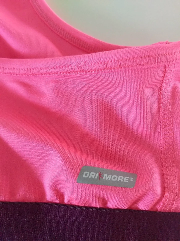 Sujetador deportivo Danskin Medium Impact Racer Back jersey "poseerlo" en entrenamiento delantero Foto 4 de 4