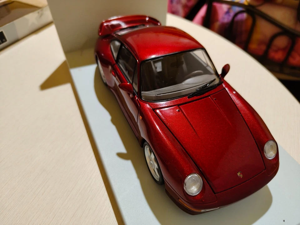 Porsche 911 Turbo 993 rosso scala 1/18 di UT Model come nuovo con scatola. - Immagine 4 di 4