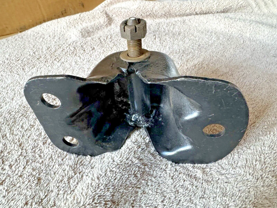 Chevrolet Camaro Motor Mount To Frame Bracket 1967 To 1969 Foto 4 de 4