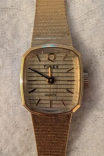 WORKING vintage Petite Women's Timex Gold Tone Watch