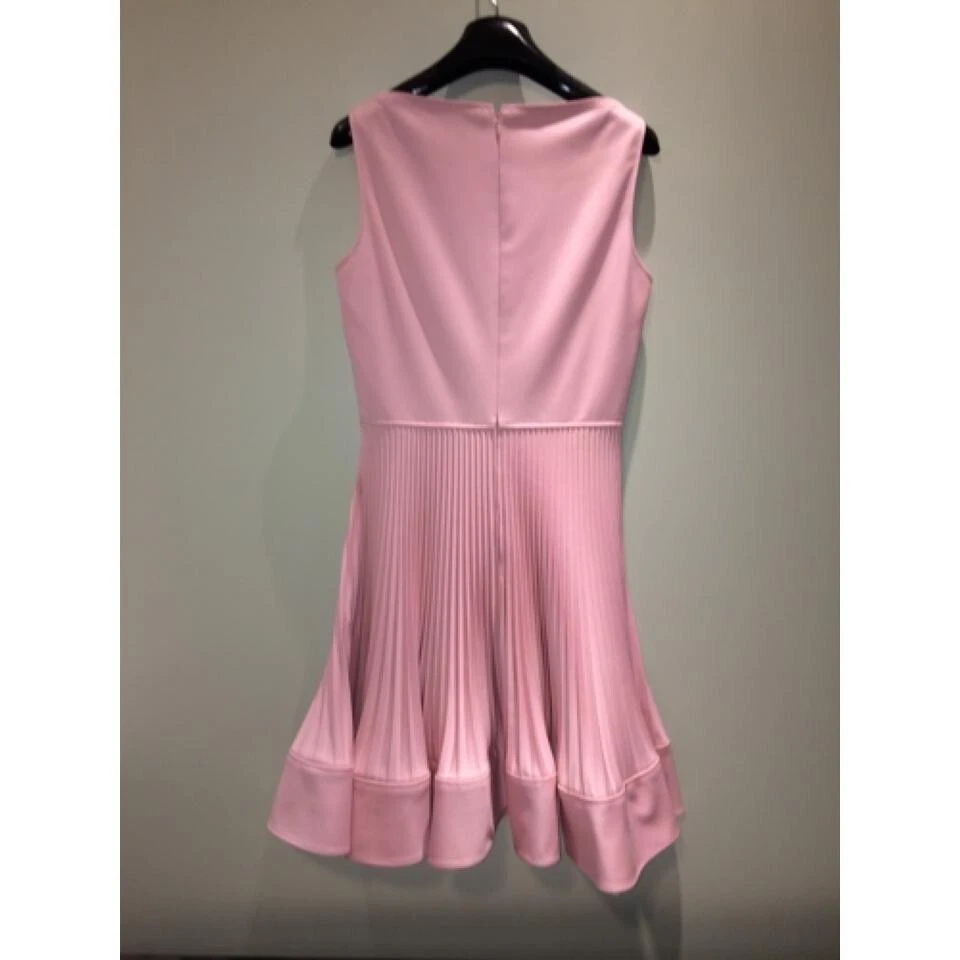 Abito Valentino Techno Couture aderente a pieghe e svasato $2.980 00 (taglia: 40EU 6US)