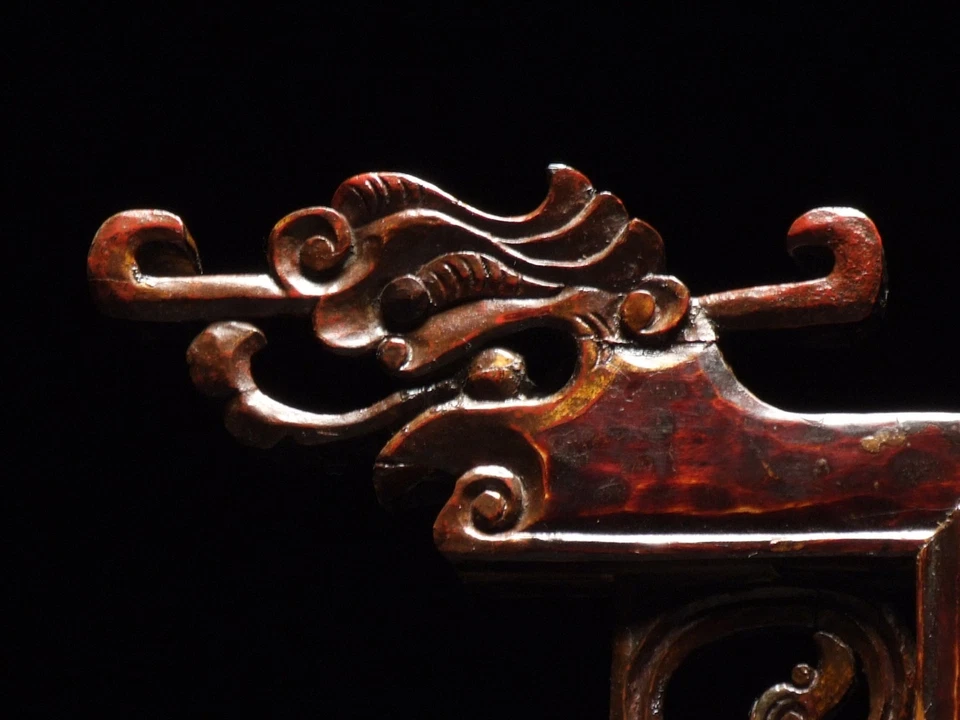 Perchero antiguo de dragón tallado con soporte de lavado del siglo XVII Foto 2 de 4