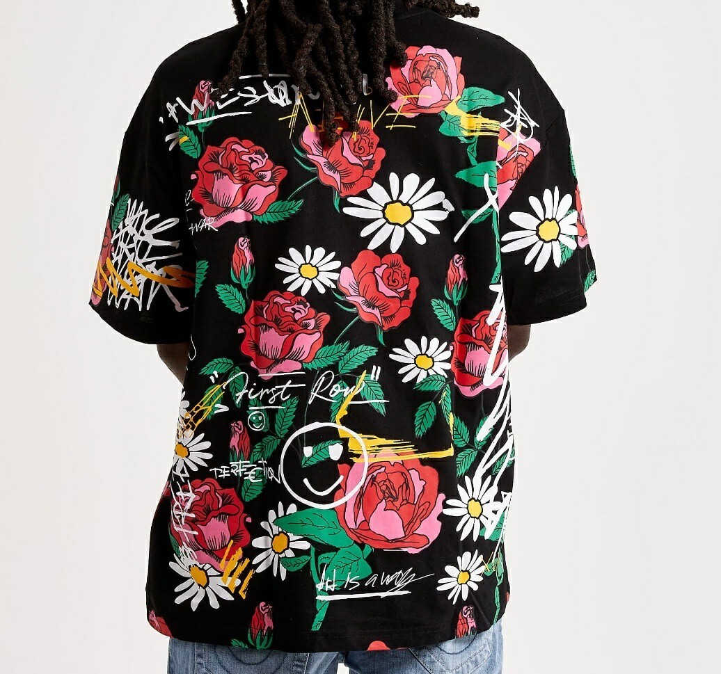 T shirt da uomo nera alla moda prima fila allover con stampa grafica fioritura rosa nuova.