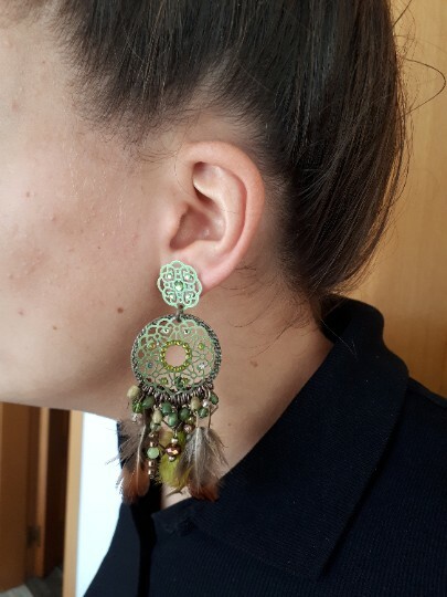 Boucles d'oreilles plumes naturelles avec breloques au design léger