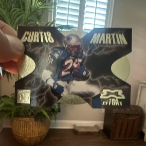 1997 Score Board Xtra Effort Curtis Martin Patriots Card #XE10 Die-Cut /1000