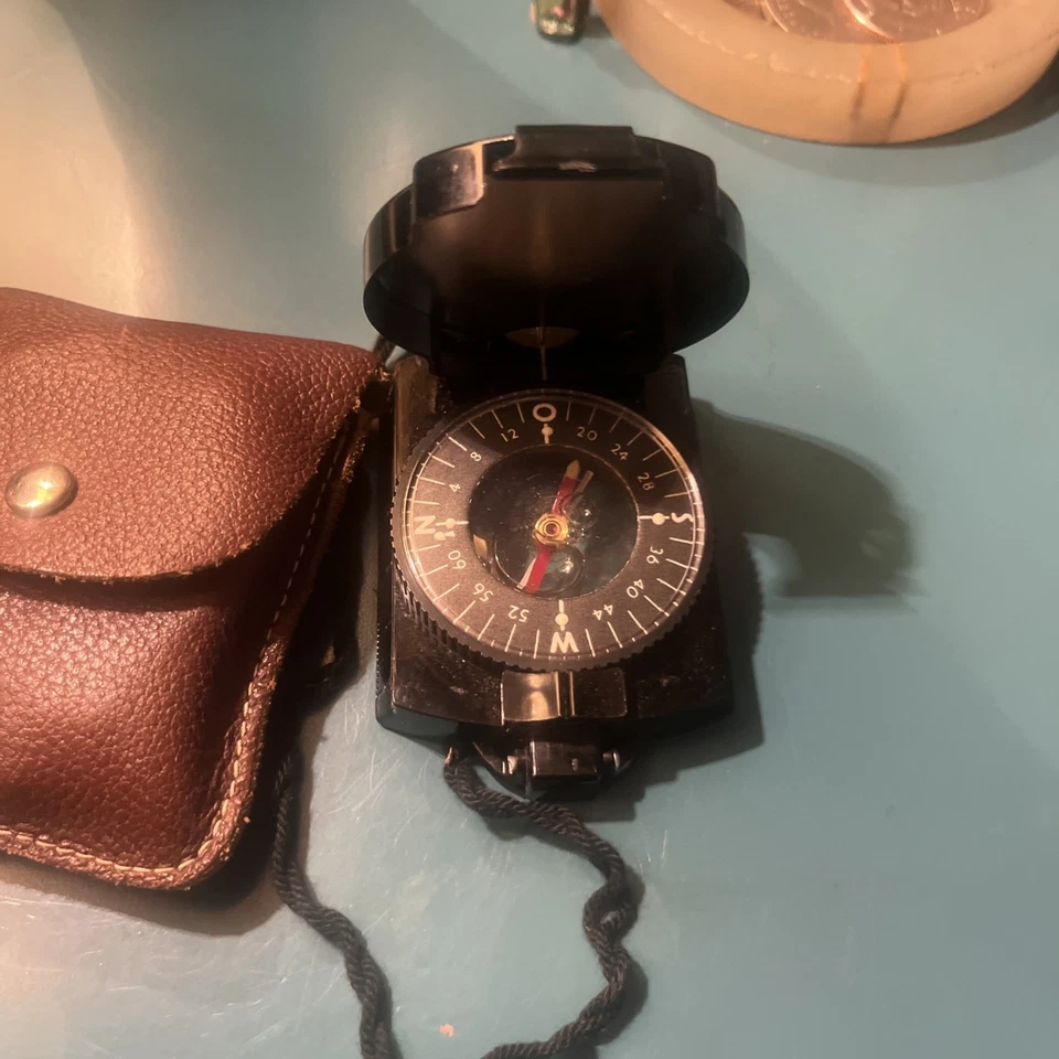Brújula de bolsillo alemana vintage y medida de mapa con estuche de cuero Foto 2 de 4