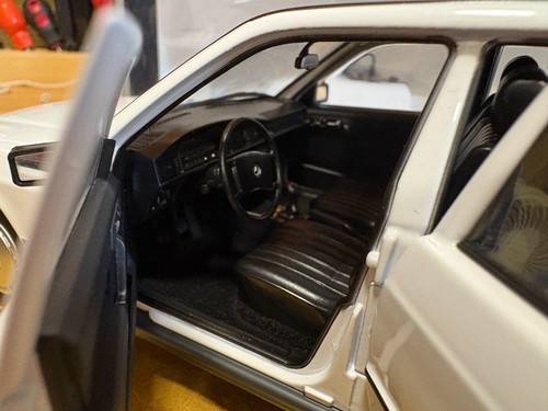 MERCEDES-BENZ 190 E in white 1982 - NOREV 1:18 - Afbeelding 14 van 21