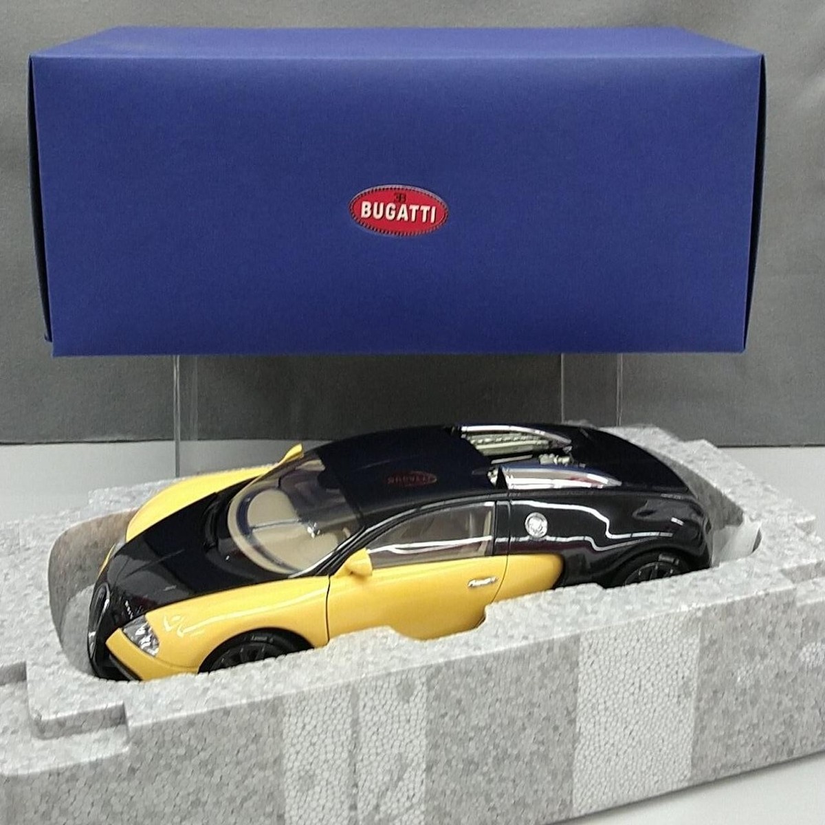 1/18 AUTOart Bugatti EB 16.4 Veyron Black Yellow w/ Box From 1/18 AUTOart Bugatti EB 16.4 Veyron Black Yellow w/ Box From