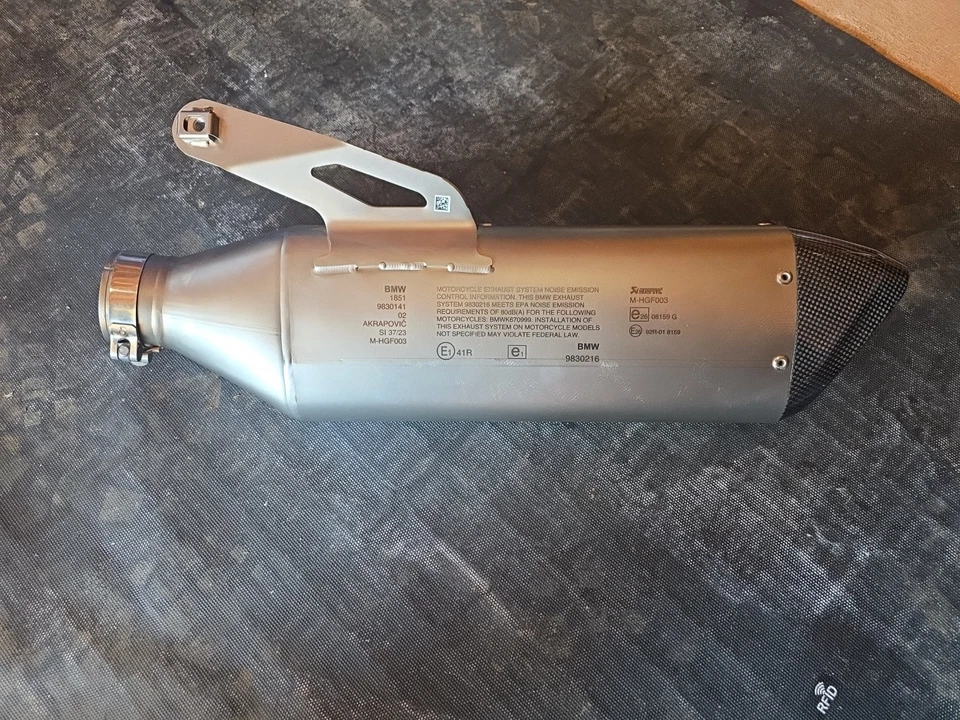 BMW S1000RR/M1000RR 2020-2024 OEM escape Akrapovic deslizable Foto 2 de 4