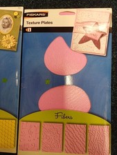 FISKARS - pack of 2 (4 designs) embossing texture plates - FIBRES - original pac