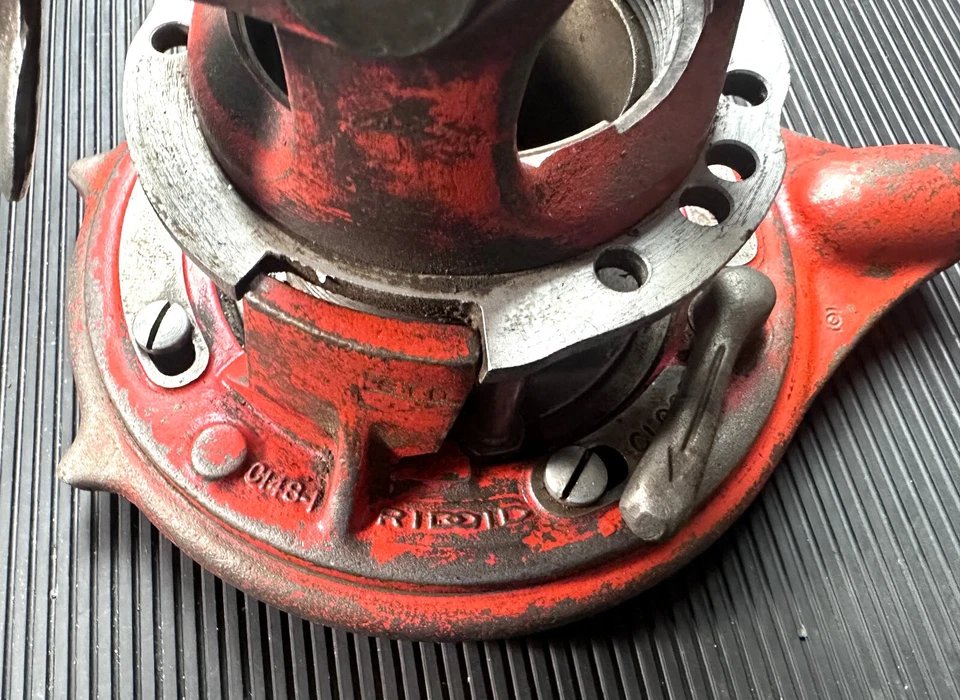 RIDGID  No. 65R-TC Manual Receding Pipe Threader  1" to 2"  USA  [0004] - Image 3 of 4