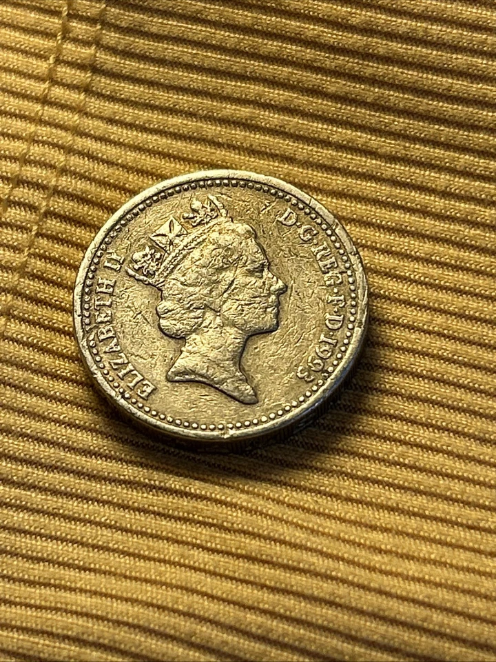 *1993 Royal Arms One Pound Coin British Elizabeth II “DECUS ET TUTAMEN” - Image 2 of 4