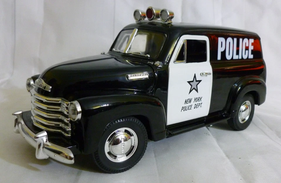 Chevrolet Panel Police Truck 1950, Departamento de Policía de Nueva York - 1:18 MIRA Solido Foto 2 de 4