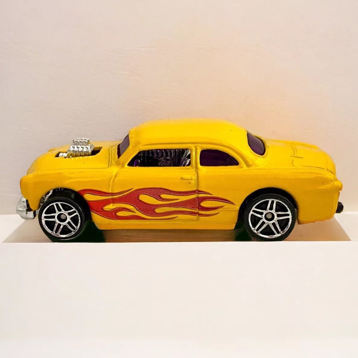 2000 Hot Wheels Yellow Shoe Box 1949 Ford First Editions 1/64