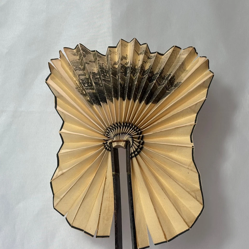 Abanico de escarapela de papel crema de colección palos de madera marrón oscuro escena de puerto con vacas Foto 2 de 4